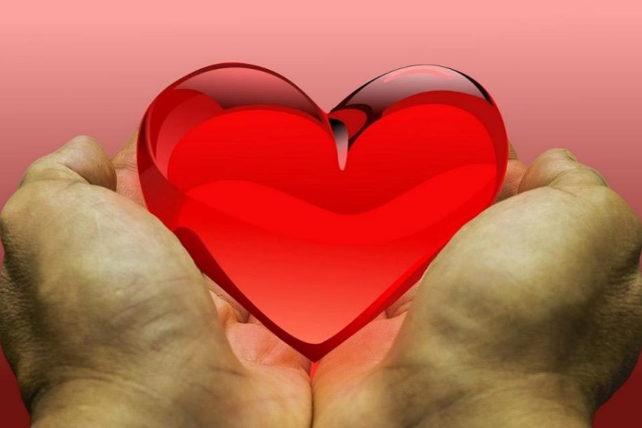 corazón entre manos, símbolo de gratitud