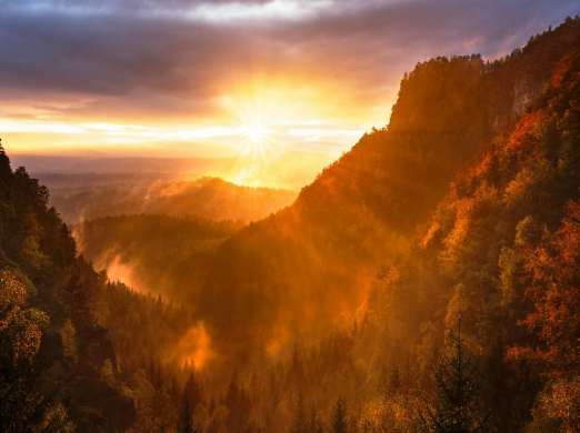 Sol saliendo entre montañas